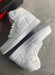 Кроссовки Nike Air Jordan 1 Mid Triple White живое фото 1